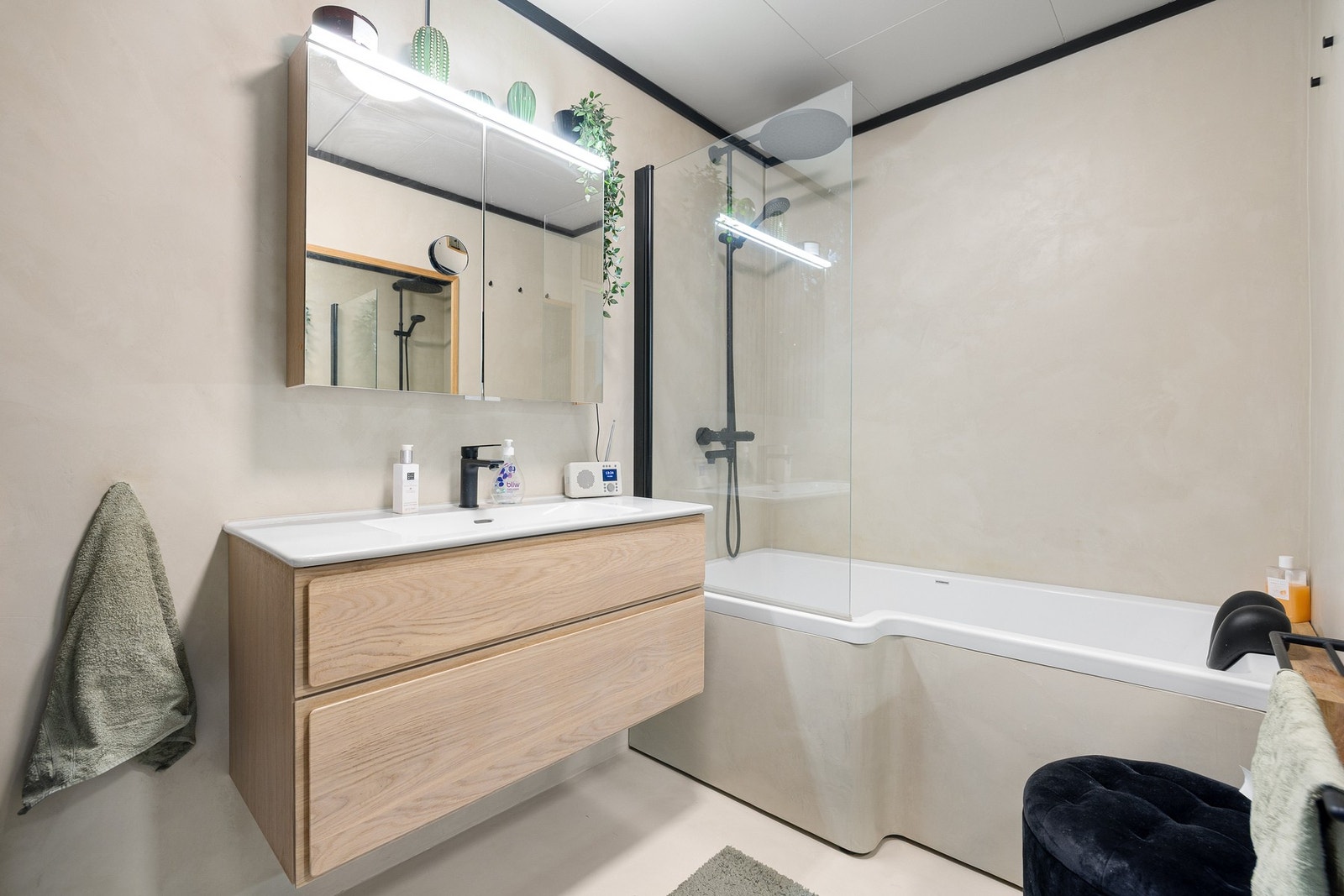 Bad på 4,8 m² med mikrosement på gulvet. Galleribilde