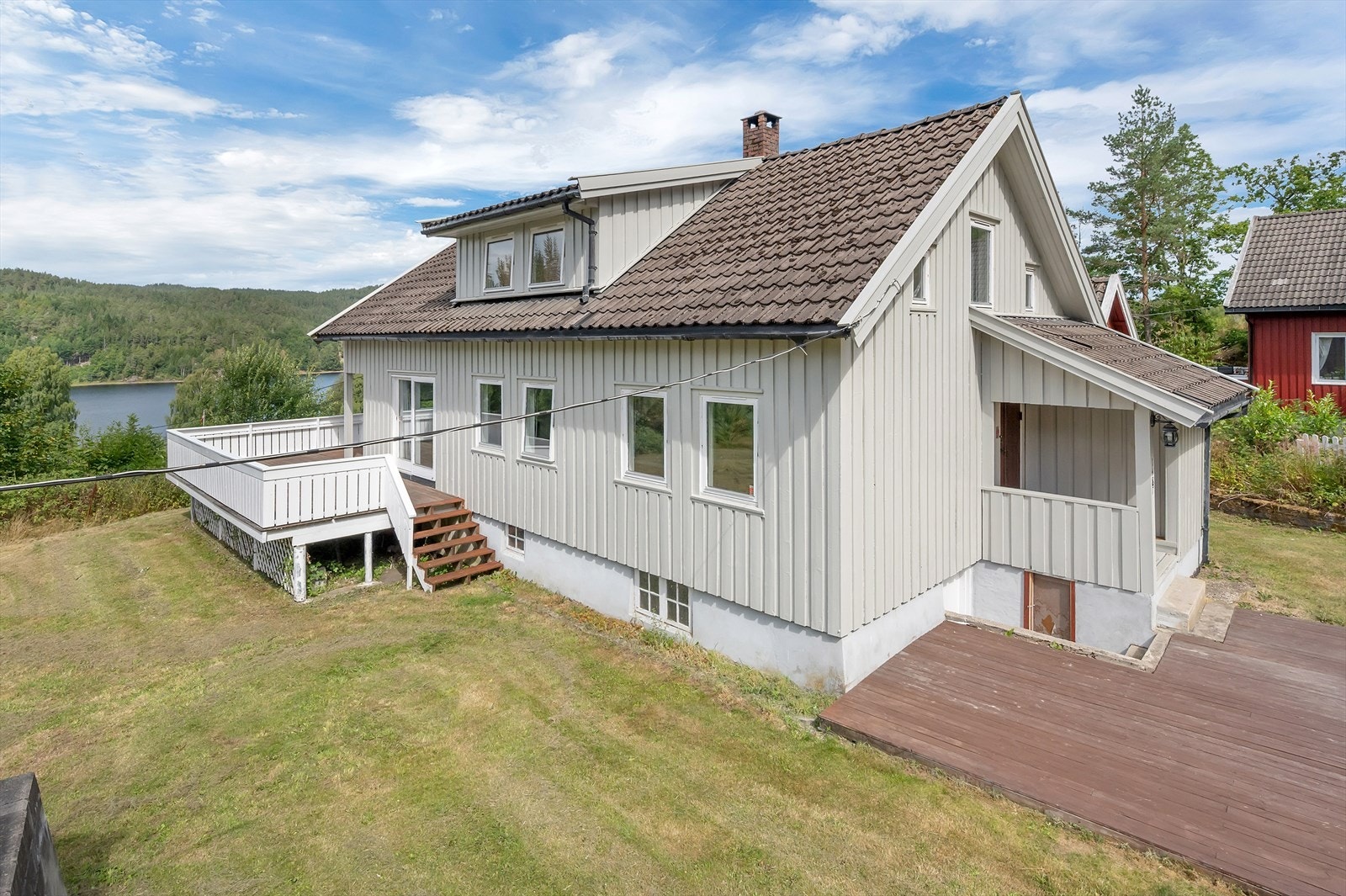 Fra eiendommen er det flott utsikt til vann og nærområde Galleribilde