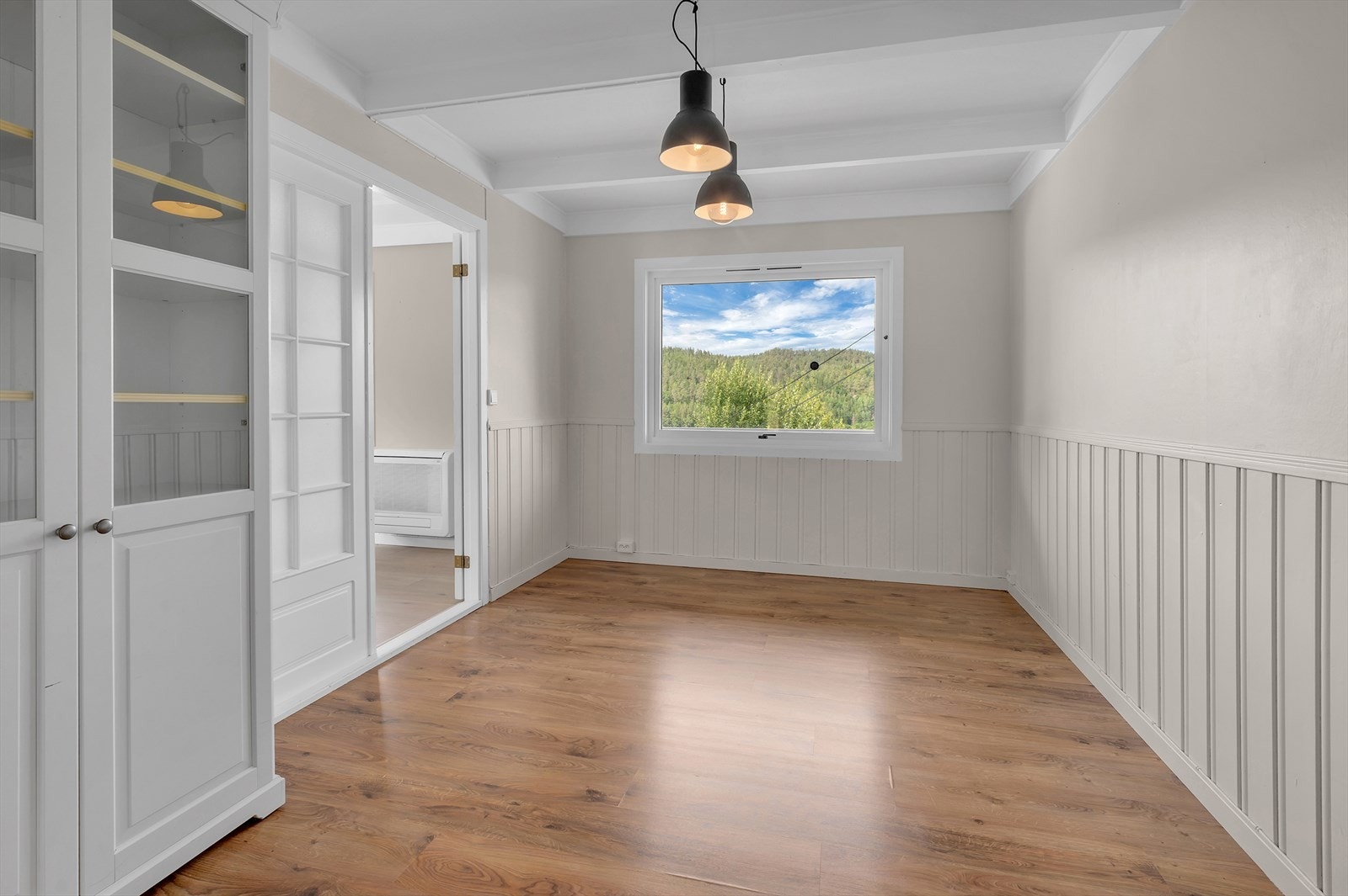 Spiseplassen har vindu med fin naturutsikt Galleribilde