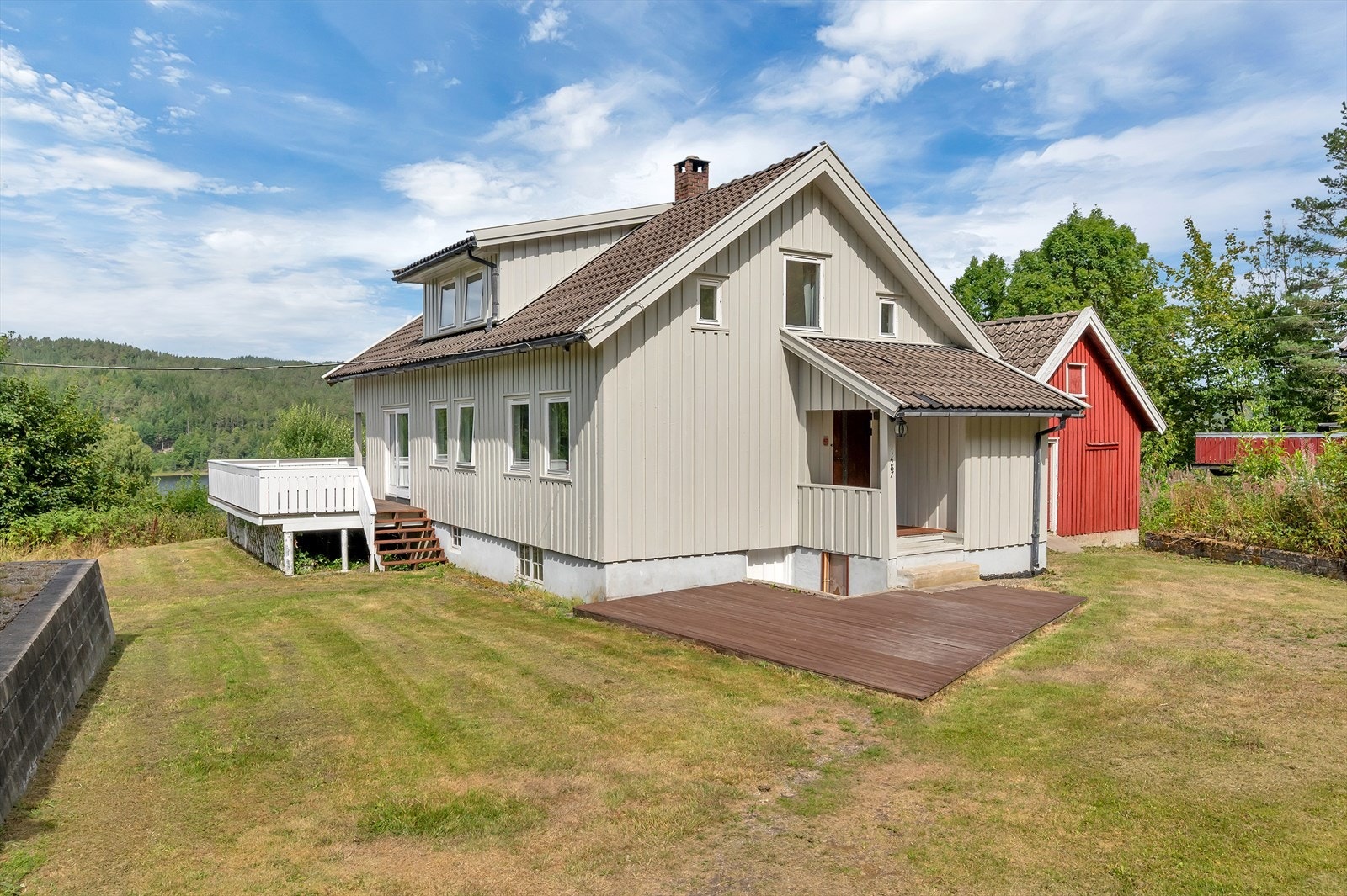 Hagen har en fin kombinasjon av plen og terrasse, med gode solforhold Galleribilde