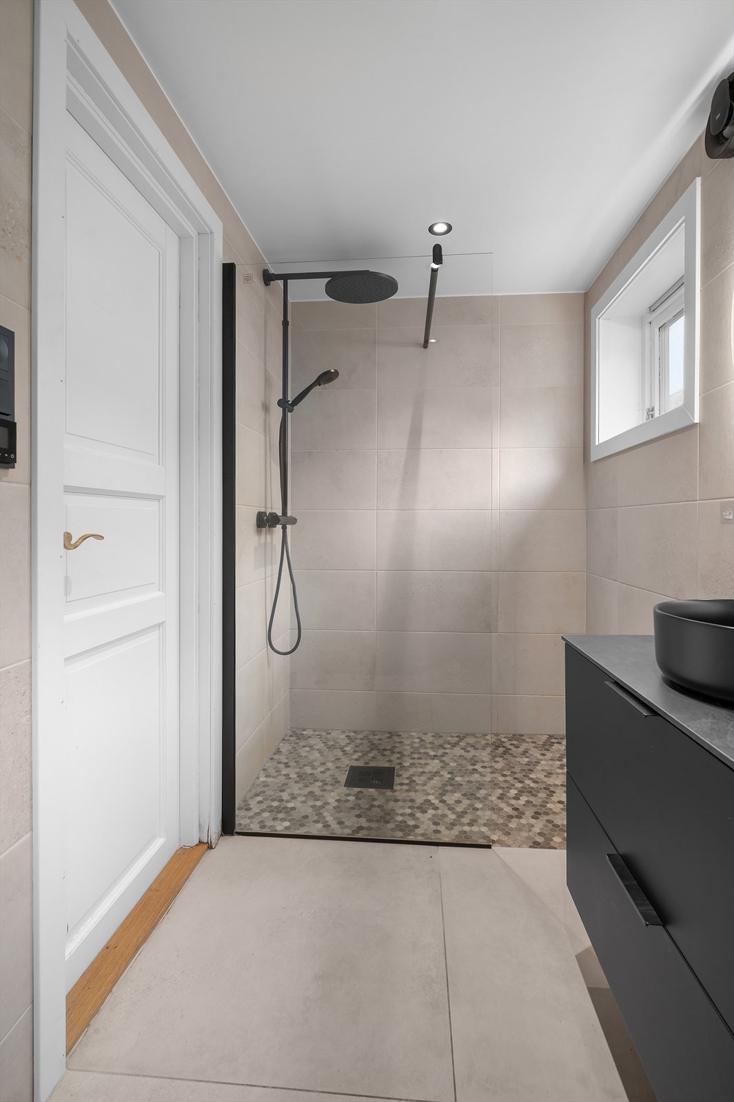 Flislagte vegger og gulv gir badet et helhetlig og funksjonelt design Galleribilde