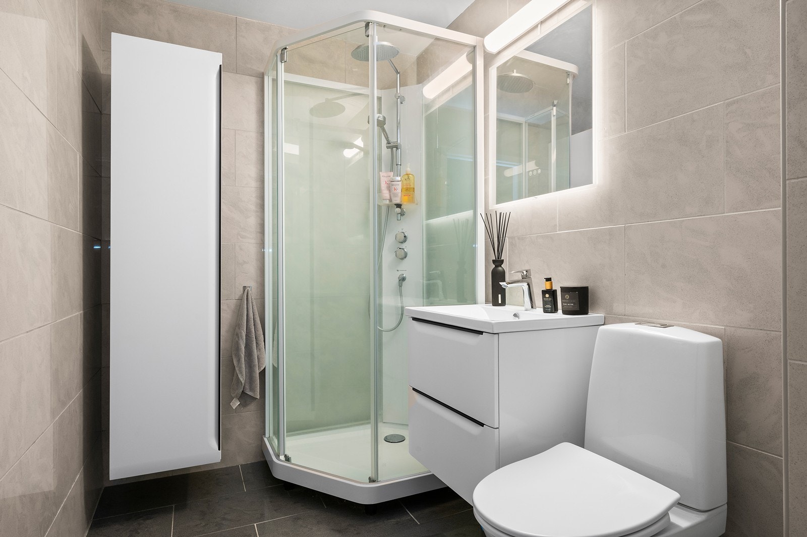 Badet er utstyrt med servant, dusjkabinett og toalett. Galleribilde