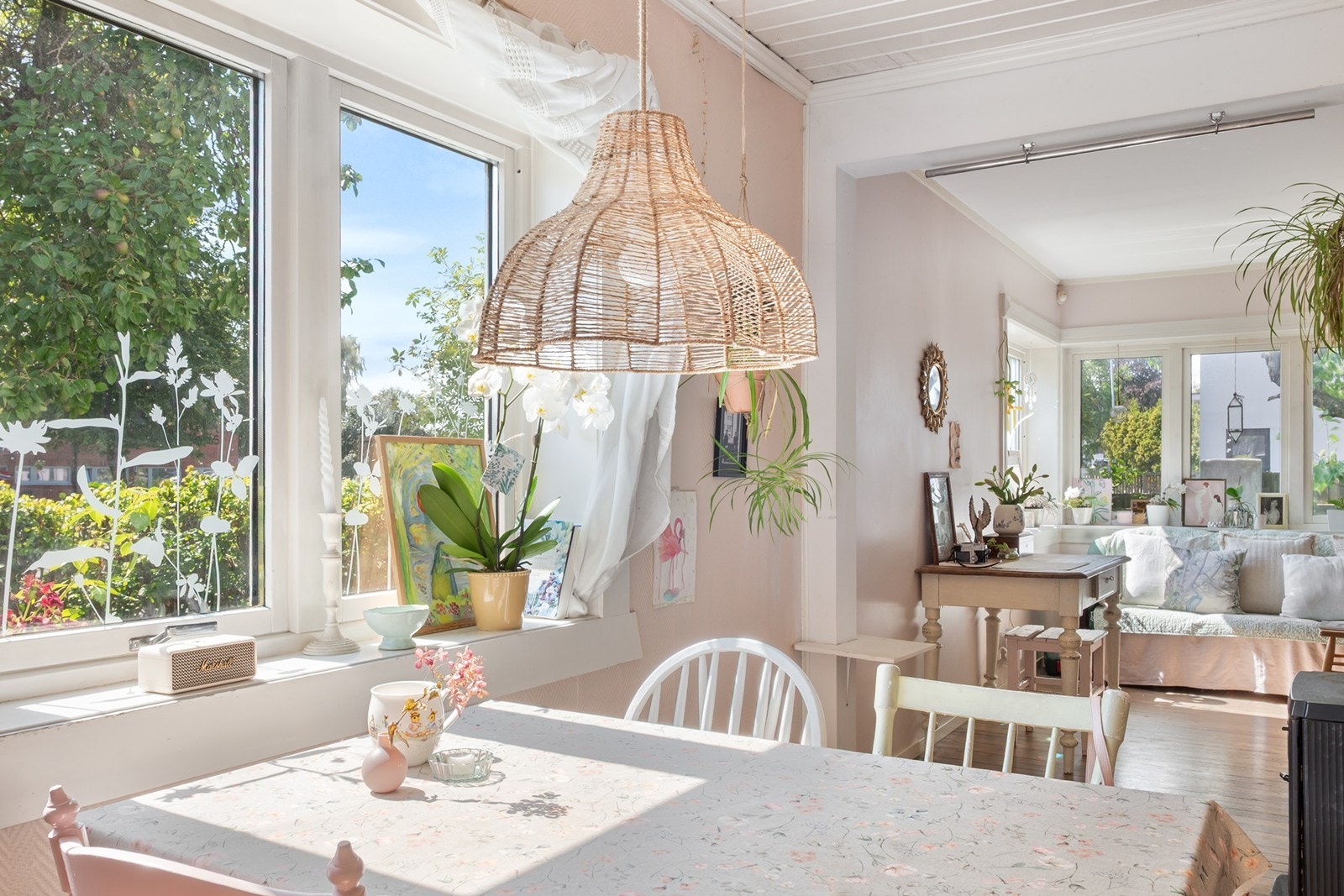 Rommet har en varm og innbydende atmosfære med originale tregulv og et flott lysinnslipp fra flere himmelretninger. Galleribilde