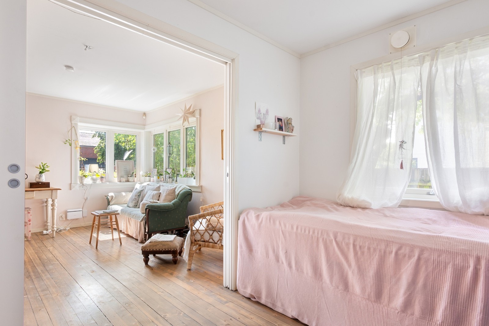 Rommet er innlemmet i stuen og er innredet som soverom. Den åpne løsningen gir stor fleksibilitet og gjør rommet velegnet som gjesterom, hjemmekontor, barnerom eller en romslig garderobe. Galleribilde