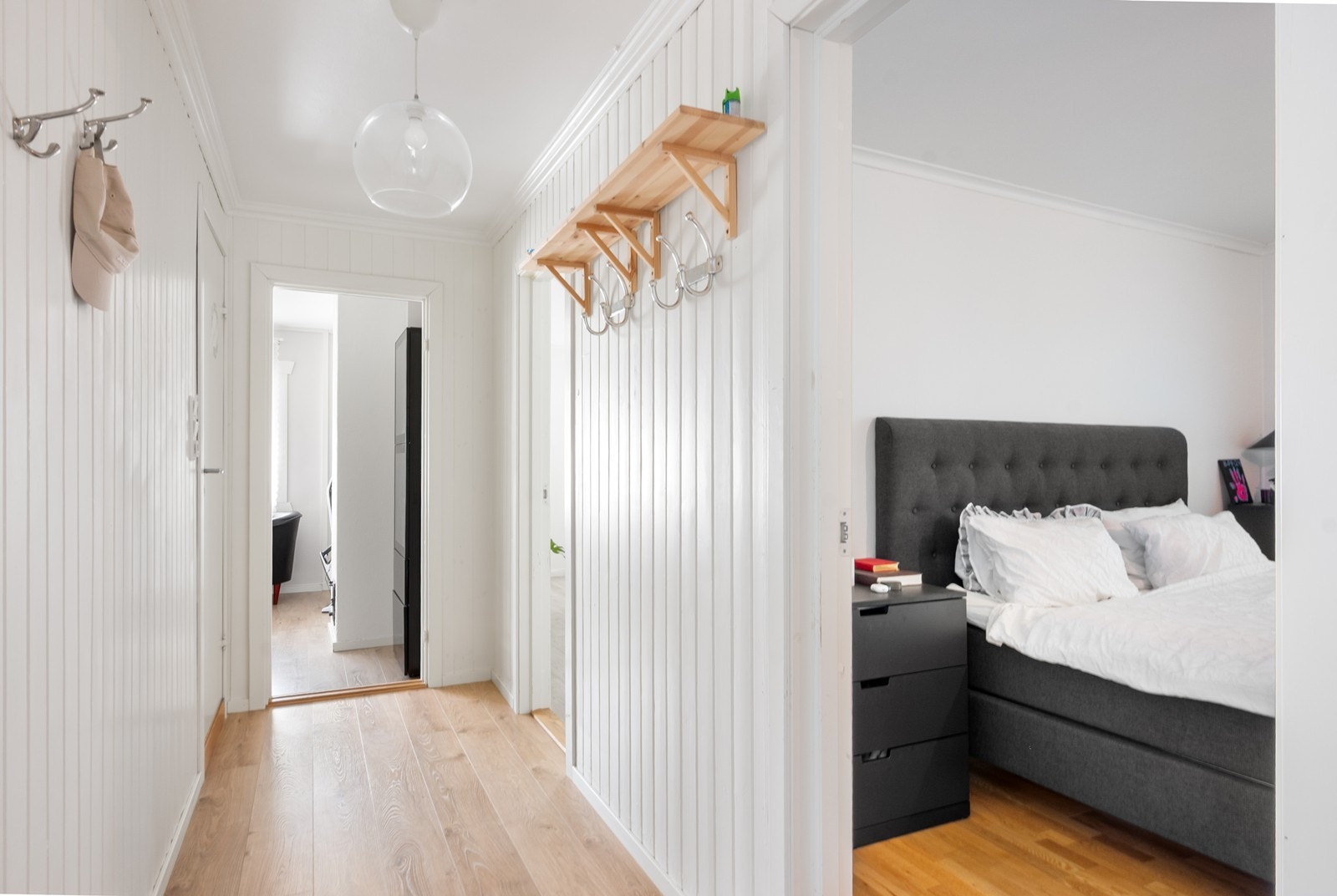 Mellomgangen har god plass til knaggrekke og fungerer som et naturlig bindeledd med adkomst til alle rommene i øvre etasje. Galleribilde