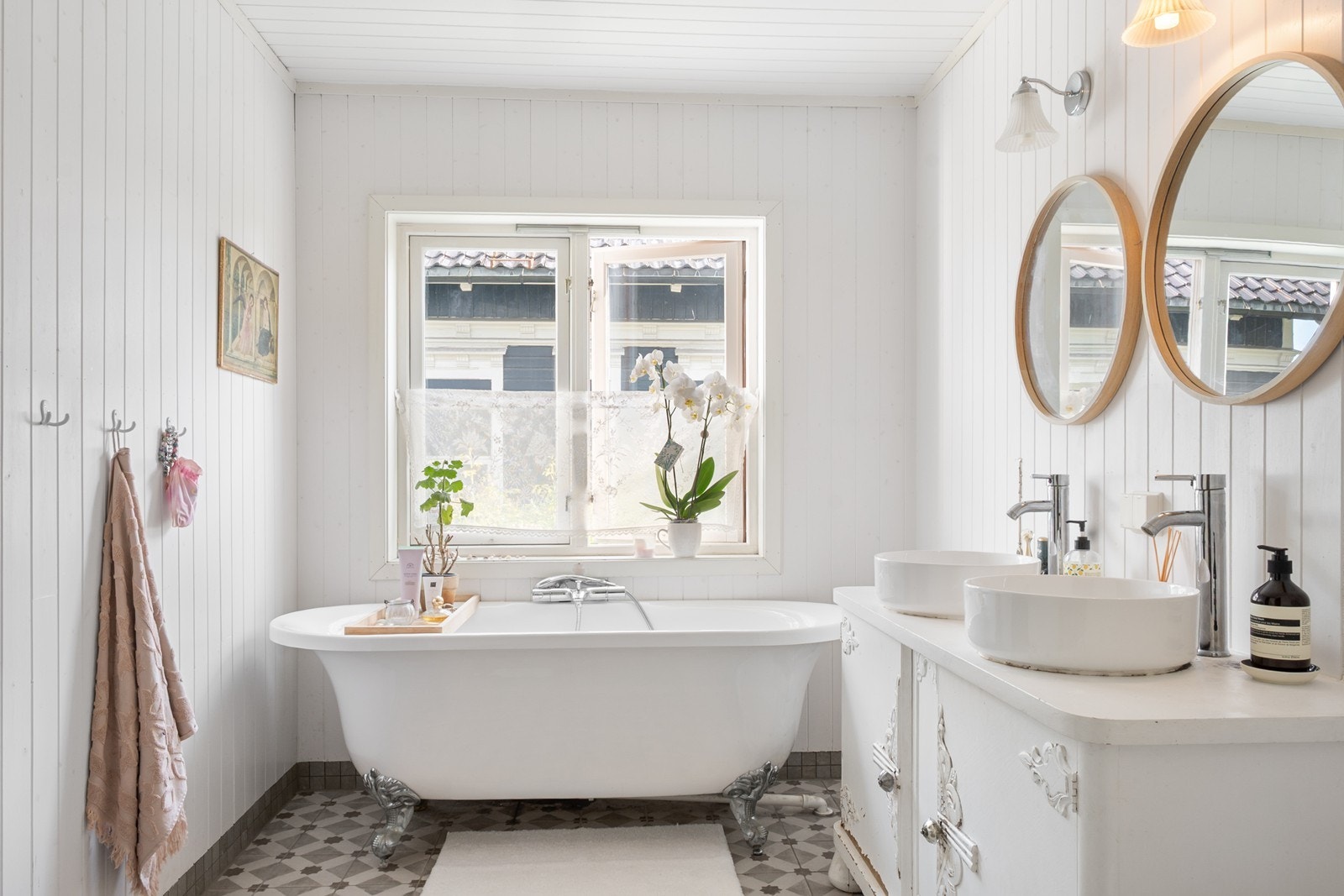 Boligen har ett bad i hver etasje. Badet i hovedetasjen har en funksjonell utforming med dels flislagte overflater og behagelig gulvvarme. Galleribilde