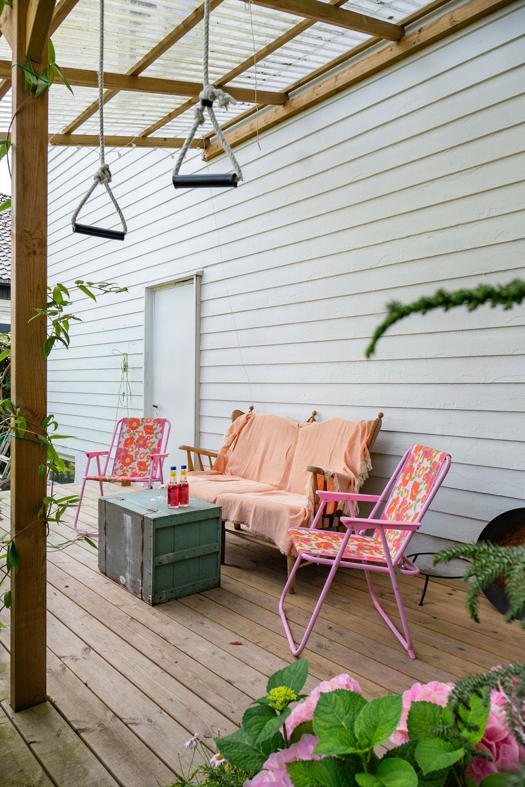 Her kan du trekke ut på den delvis overbygde terrassen og nyte hagens grønne omgivelser gjennom sommersesongen. Galleribilde