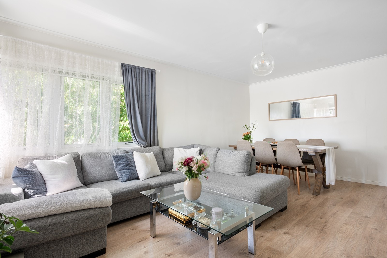 Etasjen har en fin planløsning som består av stue, separat kjøkken, bad og tre rom som i dag benyttes som soverom. Galleribilde