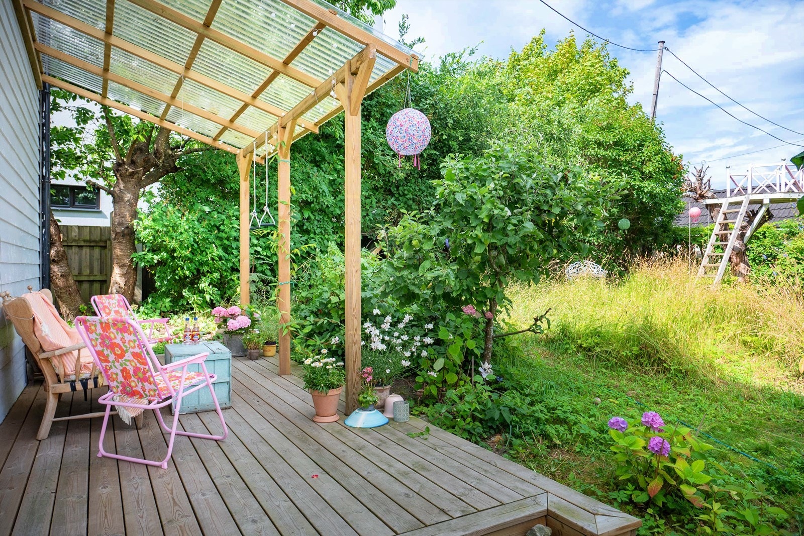 Hyggelig, delvis overbygget terrasse på 12 kvm med utsyn til hagen. Galleribilde