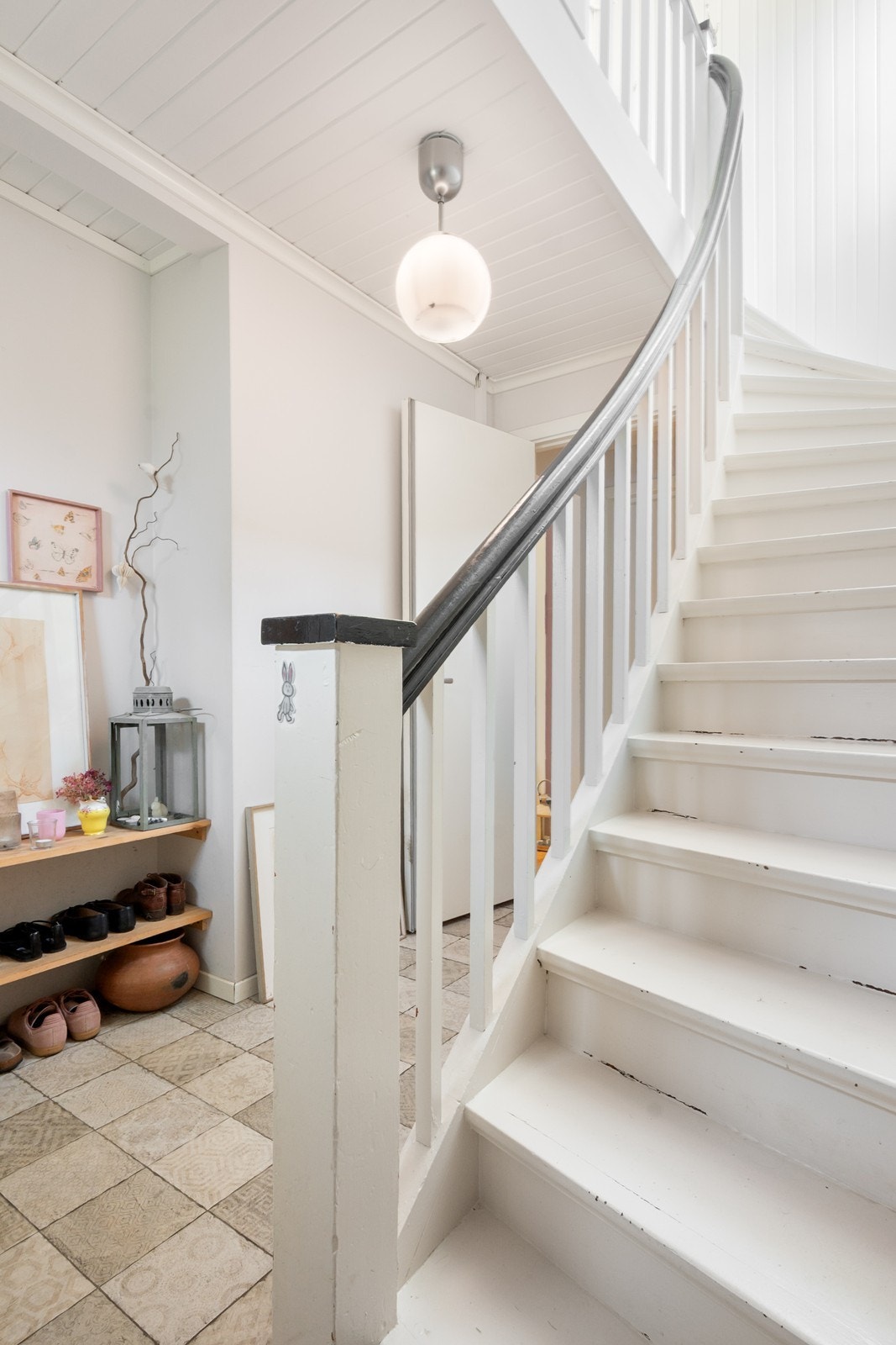 Den originale trappen blir raskt et naturlig blikkfang og setter tonen for boligens klassiske og karakterfulle uttrykk. Galleribilde
