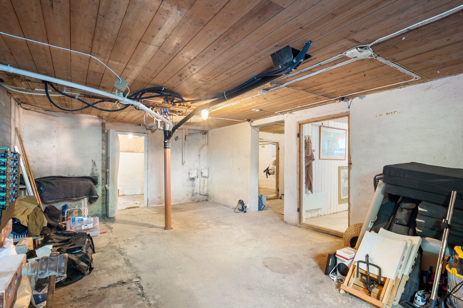 Kjelleren byr på gode oppbevaringsmuligheter med flere praktiske bodarealer, i tillegg til vaskekjeller. Galleribilde