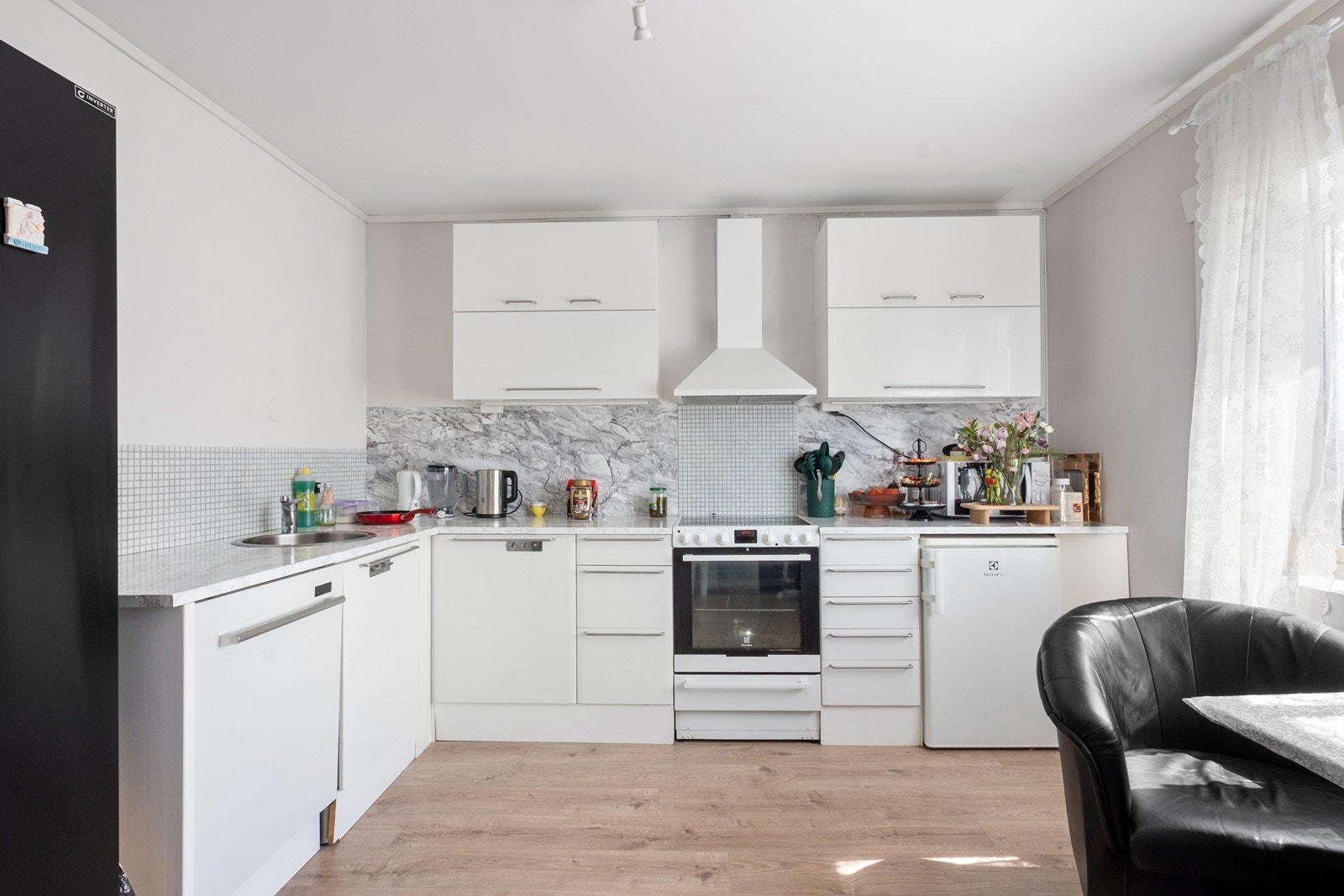 Kjøkkenet ligger i et eget rom og har en praktisk utforming. Innredningen består av laminerte skrog med slette fronter og laminat benkeplate med nedfelt oppvaskkum. Galleribilde