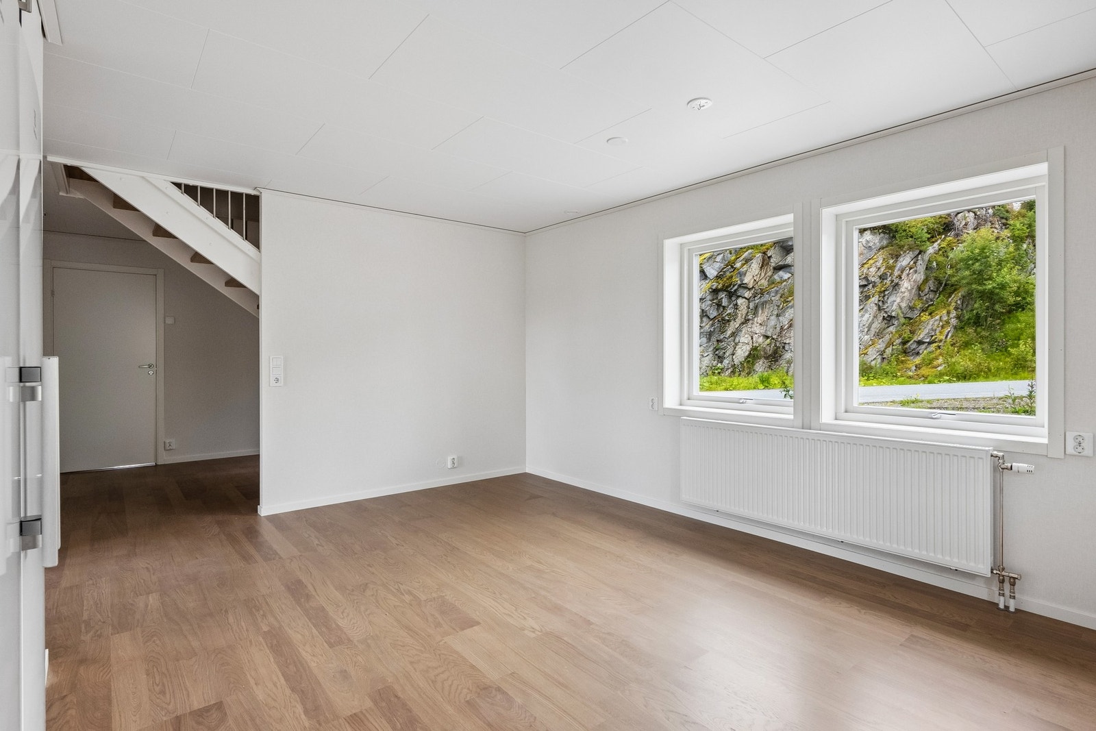 Det er god plass til stort spisebord, evt kan det møbleres med både spisebord og kontorpult. Galleribilde