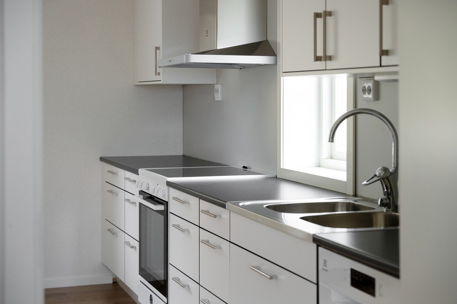 Benkeplate i laminat og godt med lagringsplass i skuffer og skap. Galleribilde