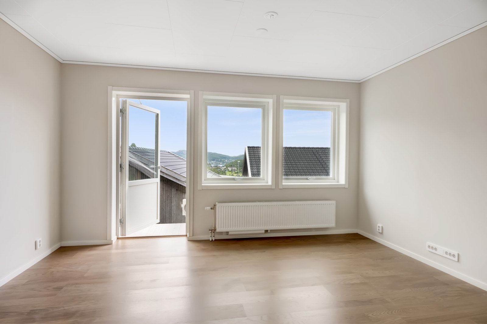Stuen har utgang til markterrasse på ca 8 kvm. Galleribilde
