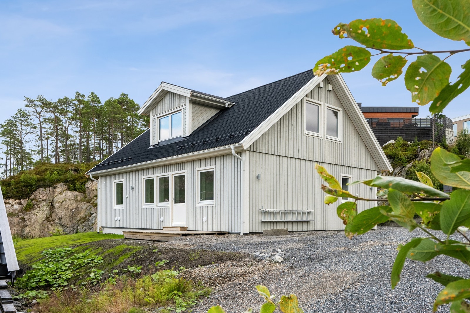 Egen gruset oppkjørsel og muligheter for garasje. Galleribilde
