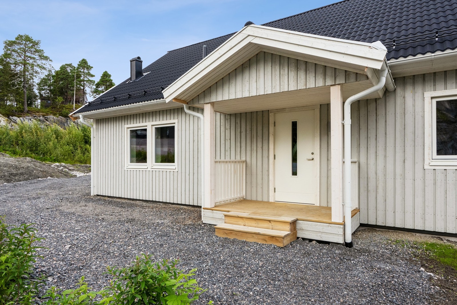 Inngangspartiet er overbygd med 4 kvm terrasse. Galleribilde