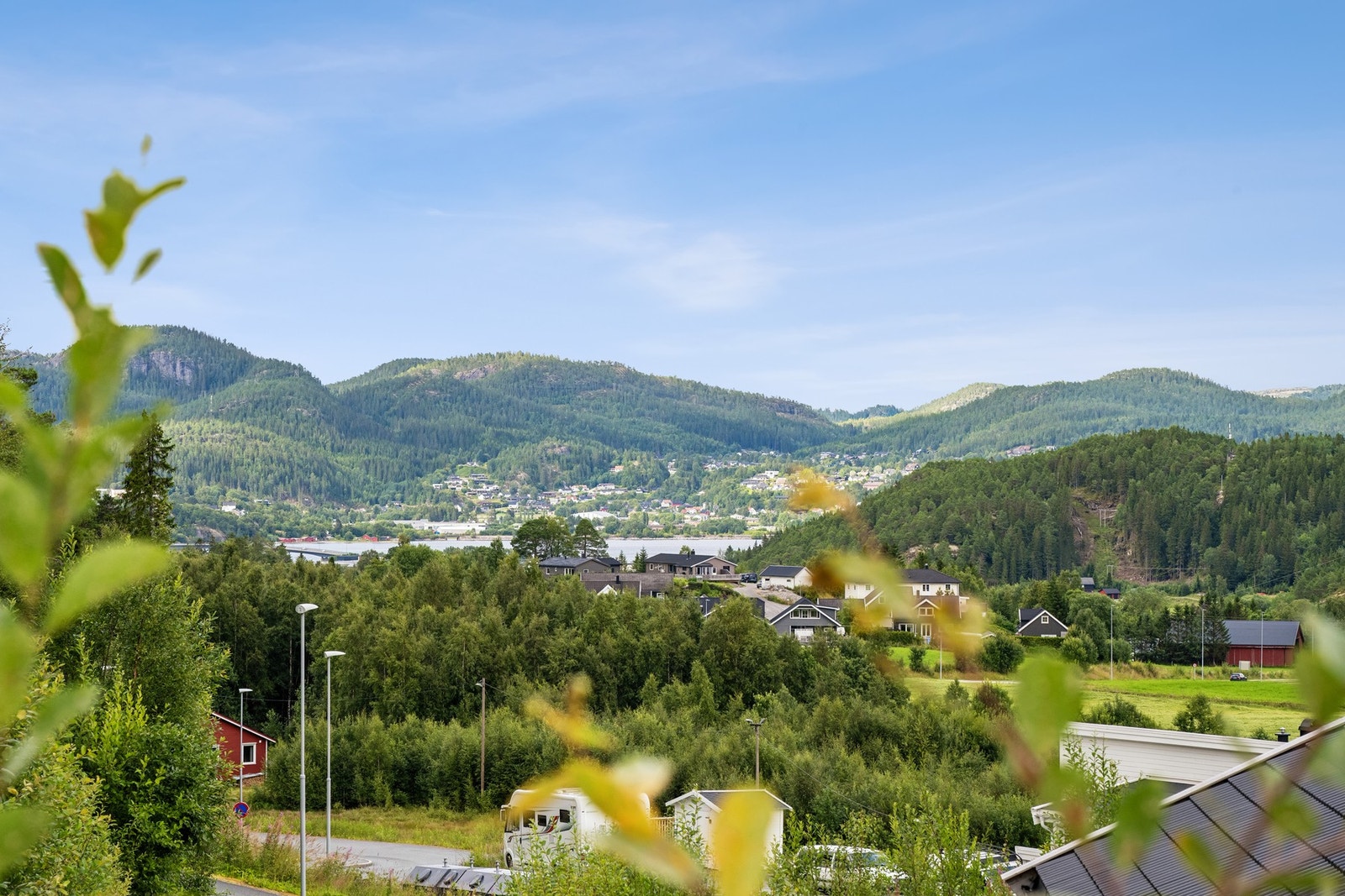 Eneboligen ligger på en høyde med fint utsyn Galleribilde