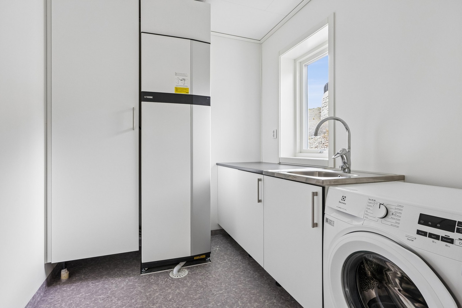 Eget vaskerom på 5 kvm med innredning og vaskemaskin. Varmepumpe/Varmtvannstank / Ventilator. Galleribilde