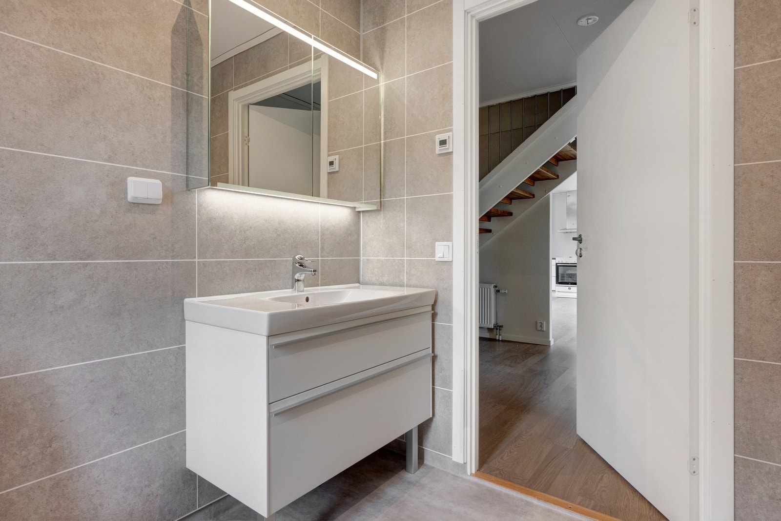 Badet har innredning med servant og underskap, samt speil med overskap og integrert lys. Galleribilde