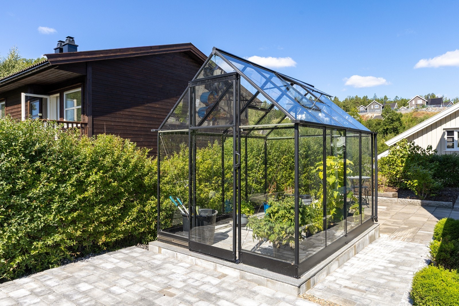 Hobbydrivhus er et fint tilskudd til den velstelte hagen og gir gode muligheter for dyrking av blomster og grønnsaker. Galleribilde