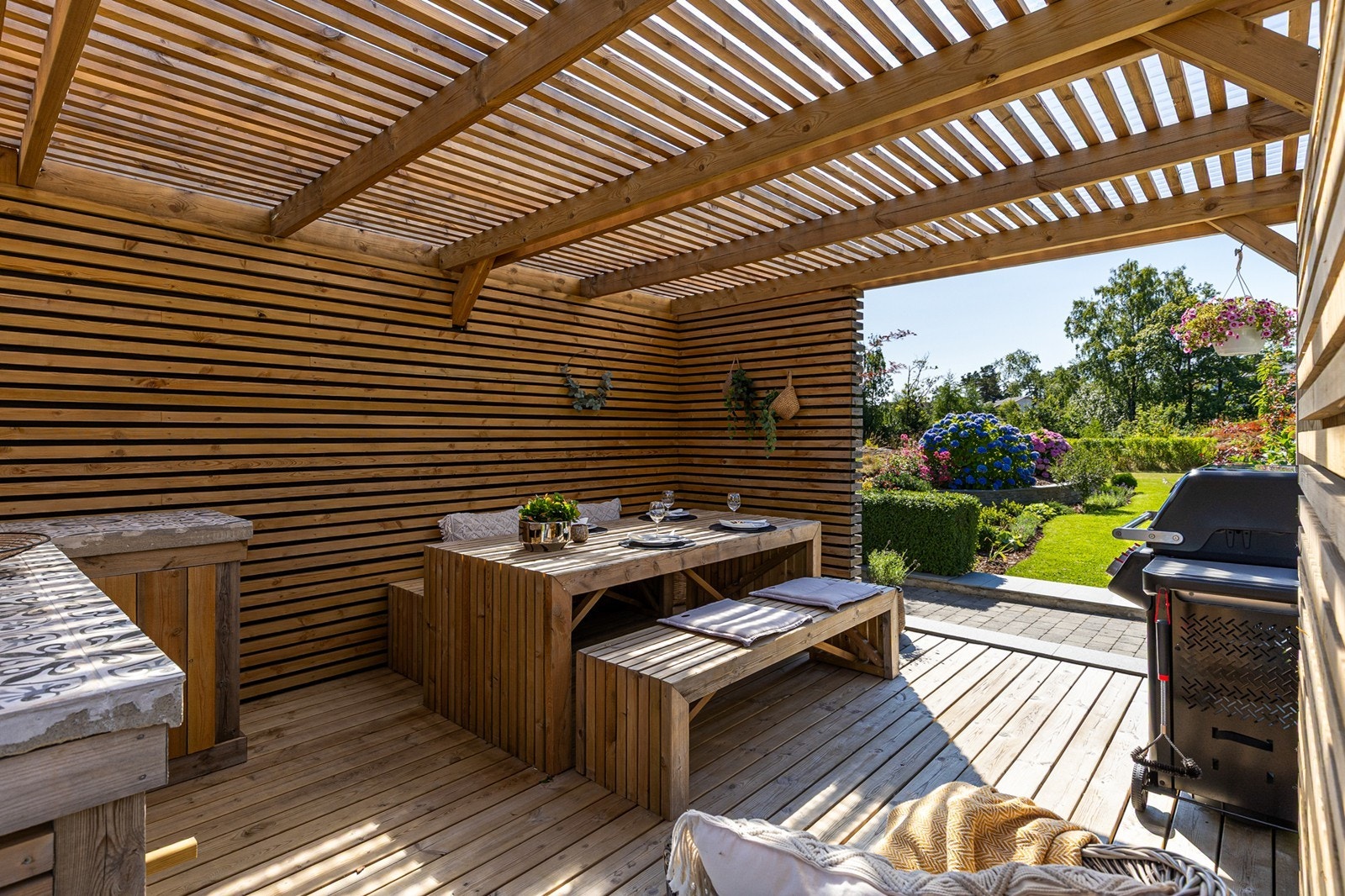 Lun og skjermet pergola med god plass til både grilling, bespisning og hyggelige stunder. Galleribilde