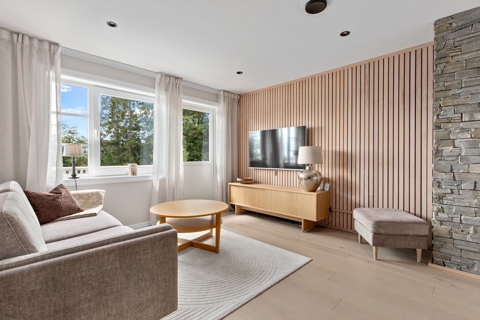 Hyggelig loftstue med utgang til luftebalkong. Spilevegg gir lunhet til rommet. Galleribilde