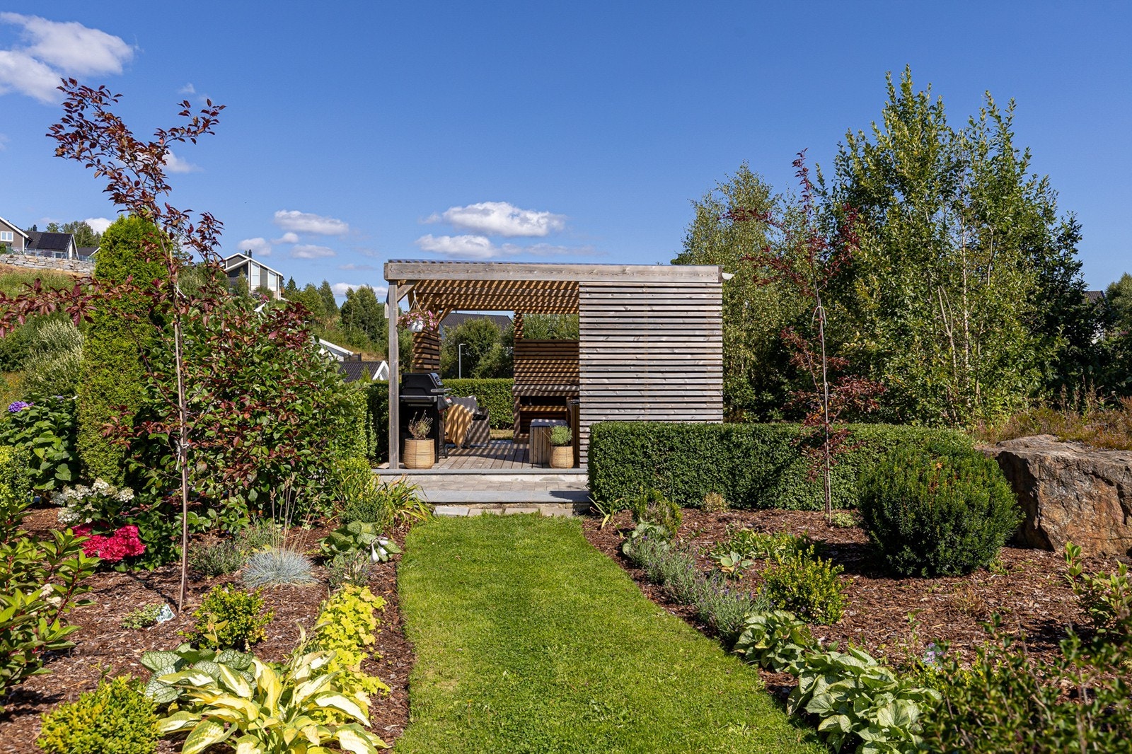 Flott pergola med skjermet beliggenhet, perfekt for lange sommerkvelder og sosialt samvær. Galleribilde