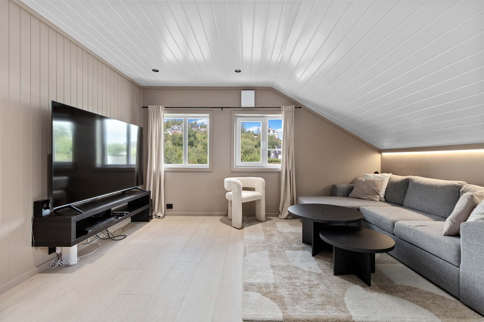 Hyggelig stue med god plass til sofagruppe. Galleribilde