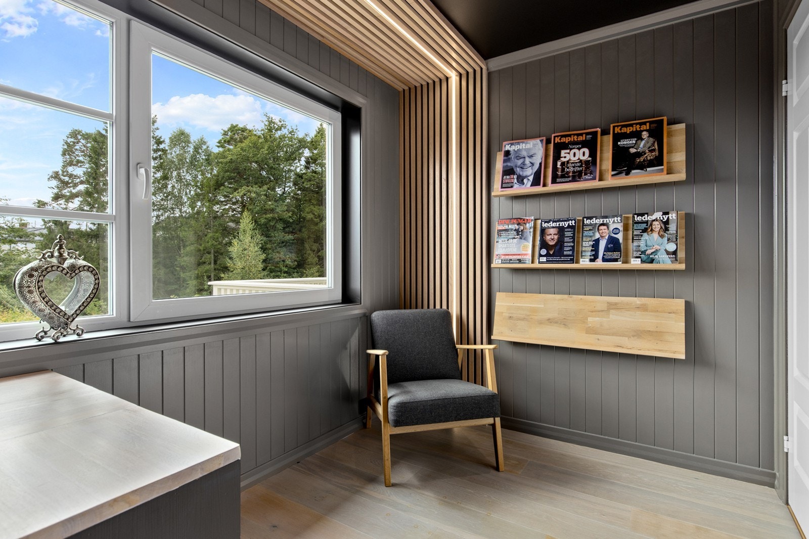 Hyggelig hjemmekontor med hyller og god plass til innredning. Galleribilde