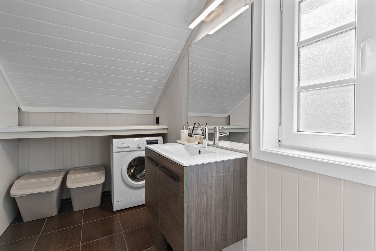 Bad med dusj, wc og servant. i tillegg opplegg for vaskemaskin og tørketrommel. Galleribilde