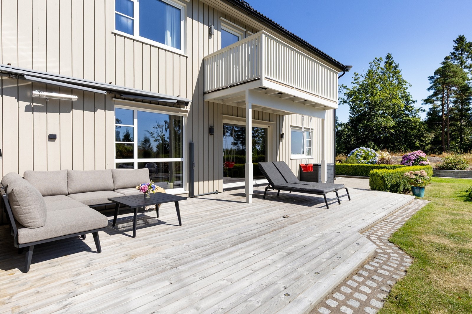 Stor, solrik terrasse med utgang fra stuen. Her kan man nyte late sommerdager. Galleribilde