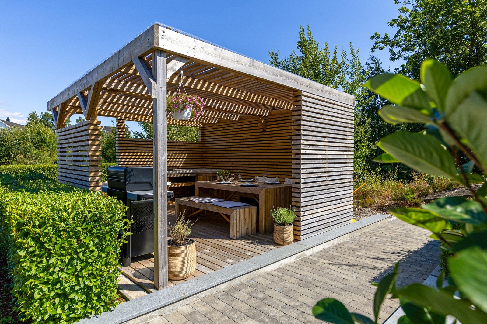 Pergola/hagestue med god plass til spisegruppe og utekjøkken. Galleribilde