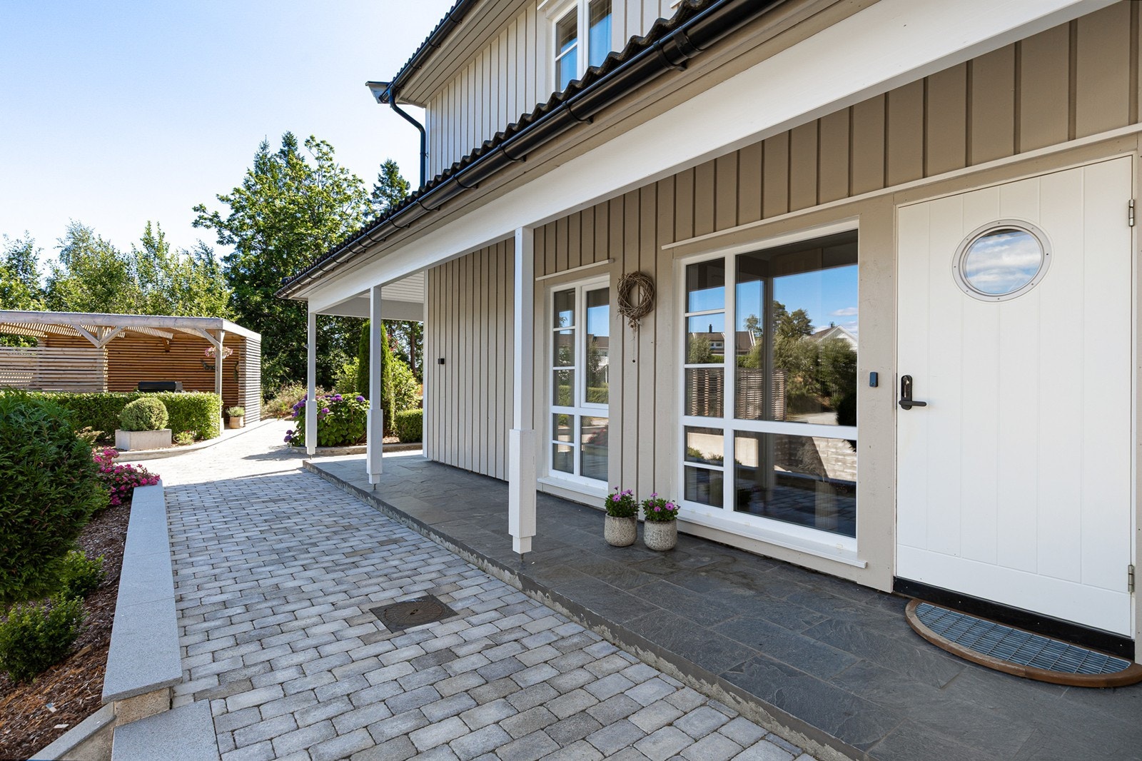 Hyggelig inngangsparti med overbygd adkomst og fine uteområder. Galleribilde