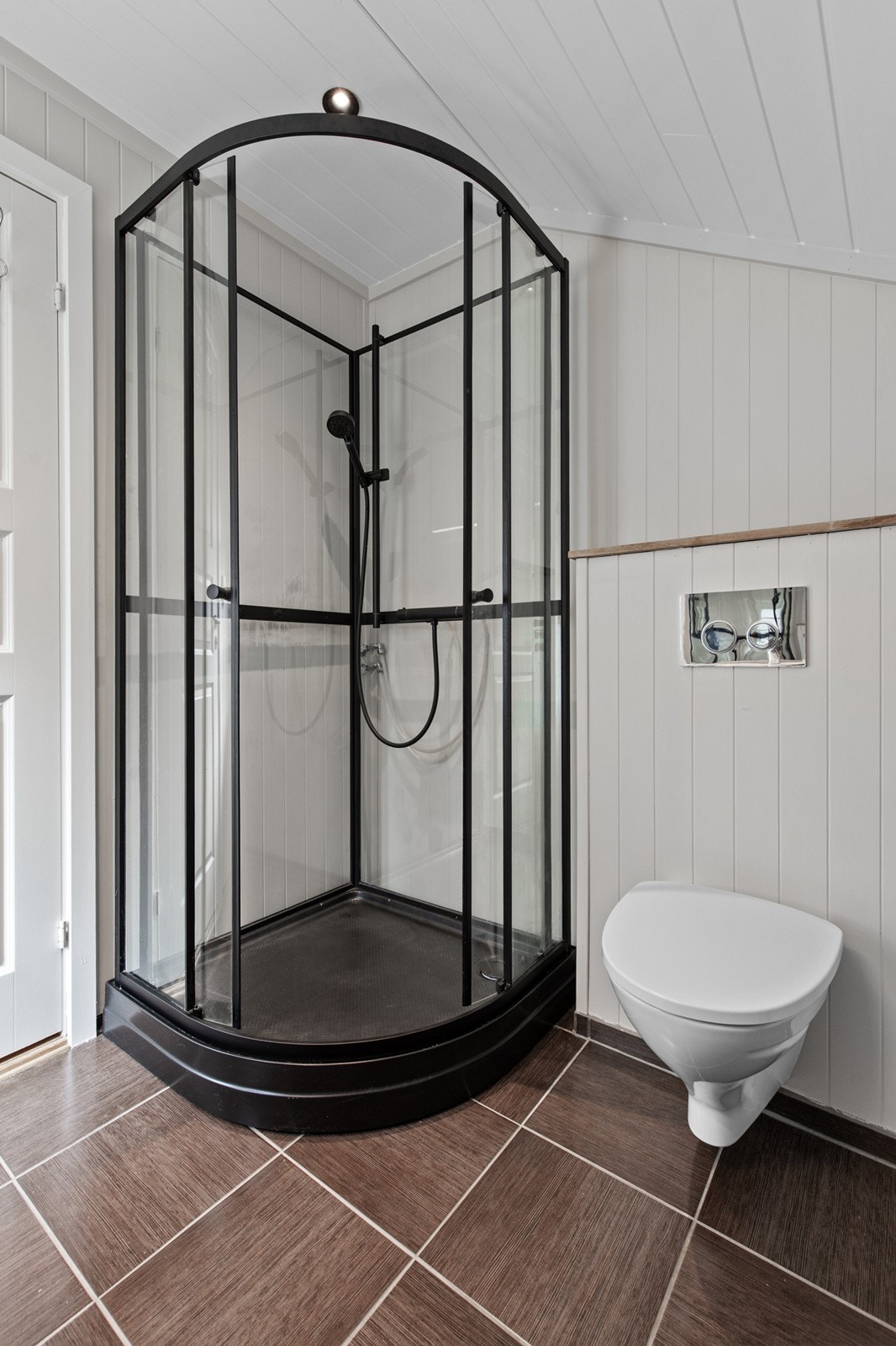 Dusjkabinett og vegghent wc. Galleribilde