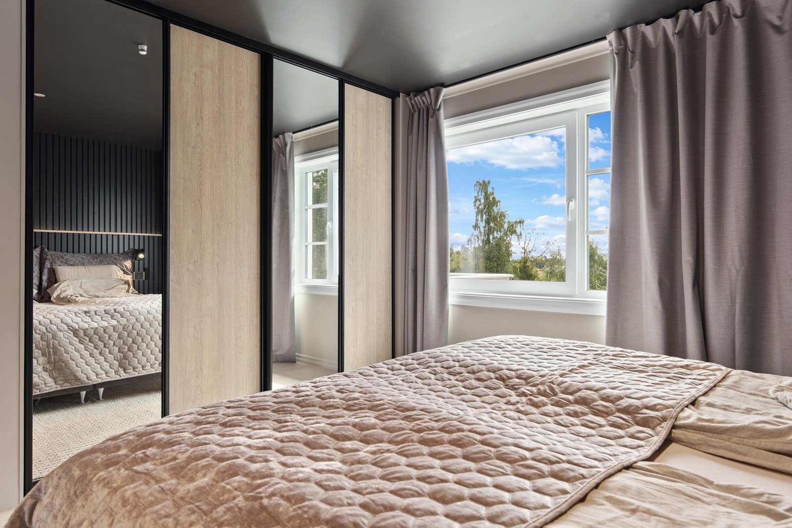 Hendig skyvedørsgarderobe langs den ene veggen. Galleribilde