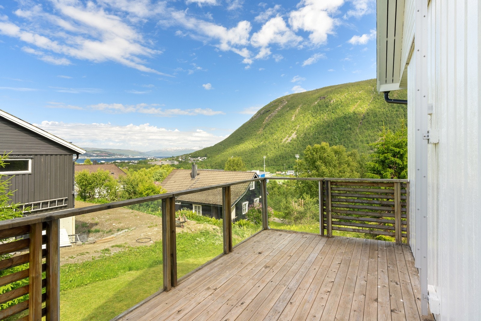 Utendørs er det herlige uteområder med stor veranda.