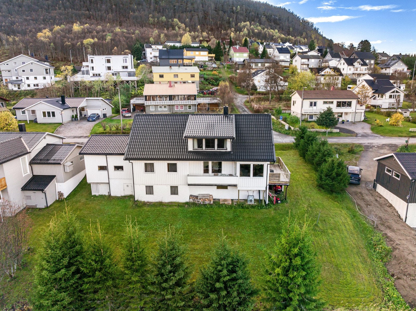 Eiendommen ligger i et veletablert og attraktivt boligområde i Tromsdalen.