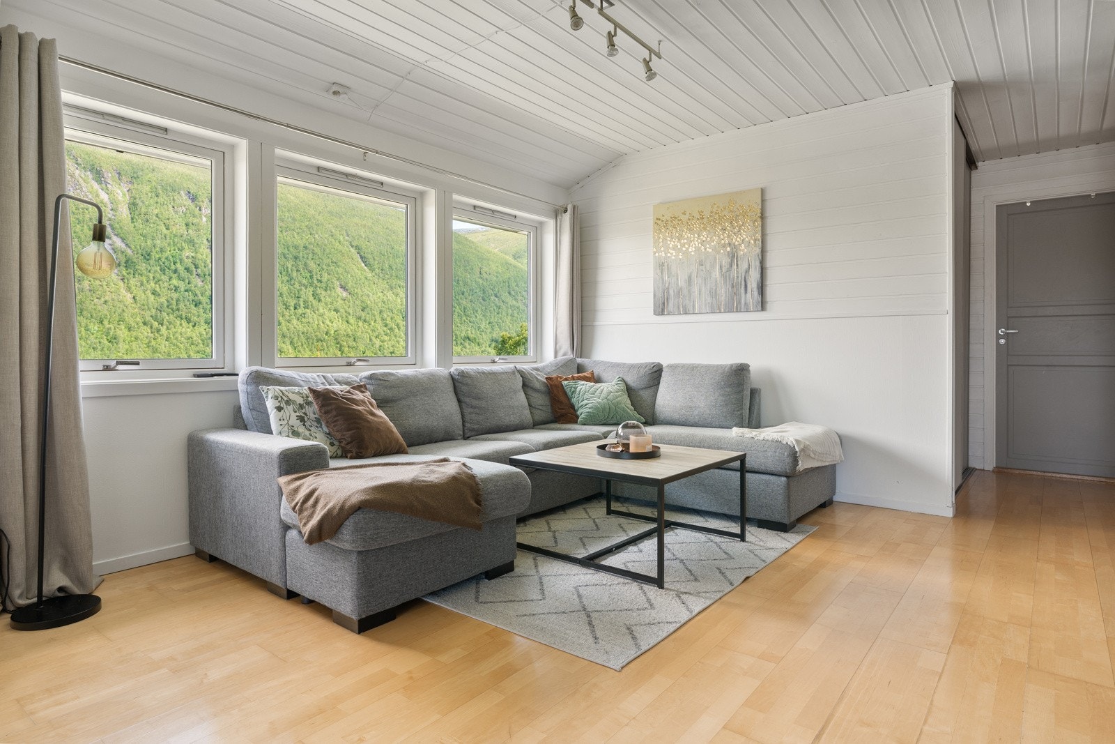 Romslig stue med god plass til møblering.