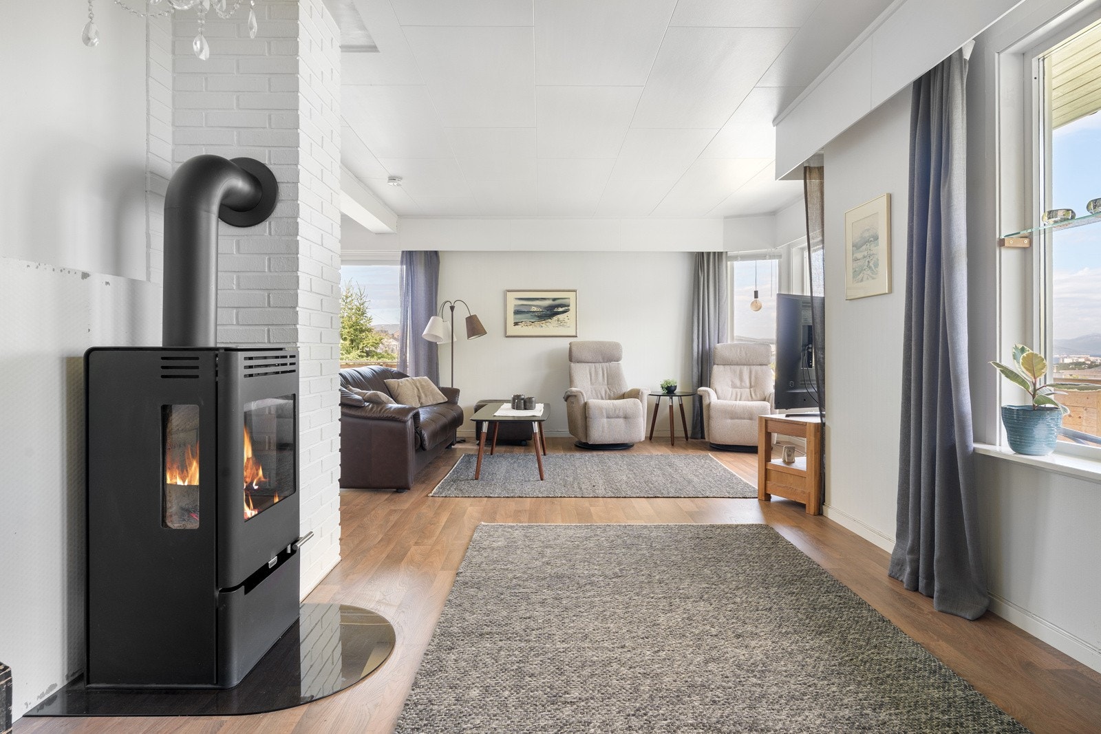 I stuen er det mulig med flere sittesoner. Vedfyring bidrar til en behagelig og temperatur og koselig atmosfære.