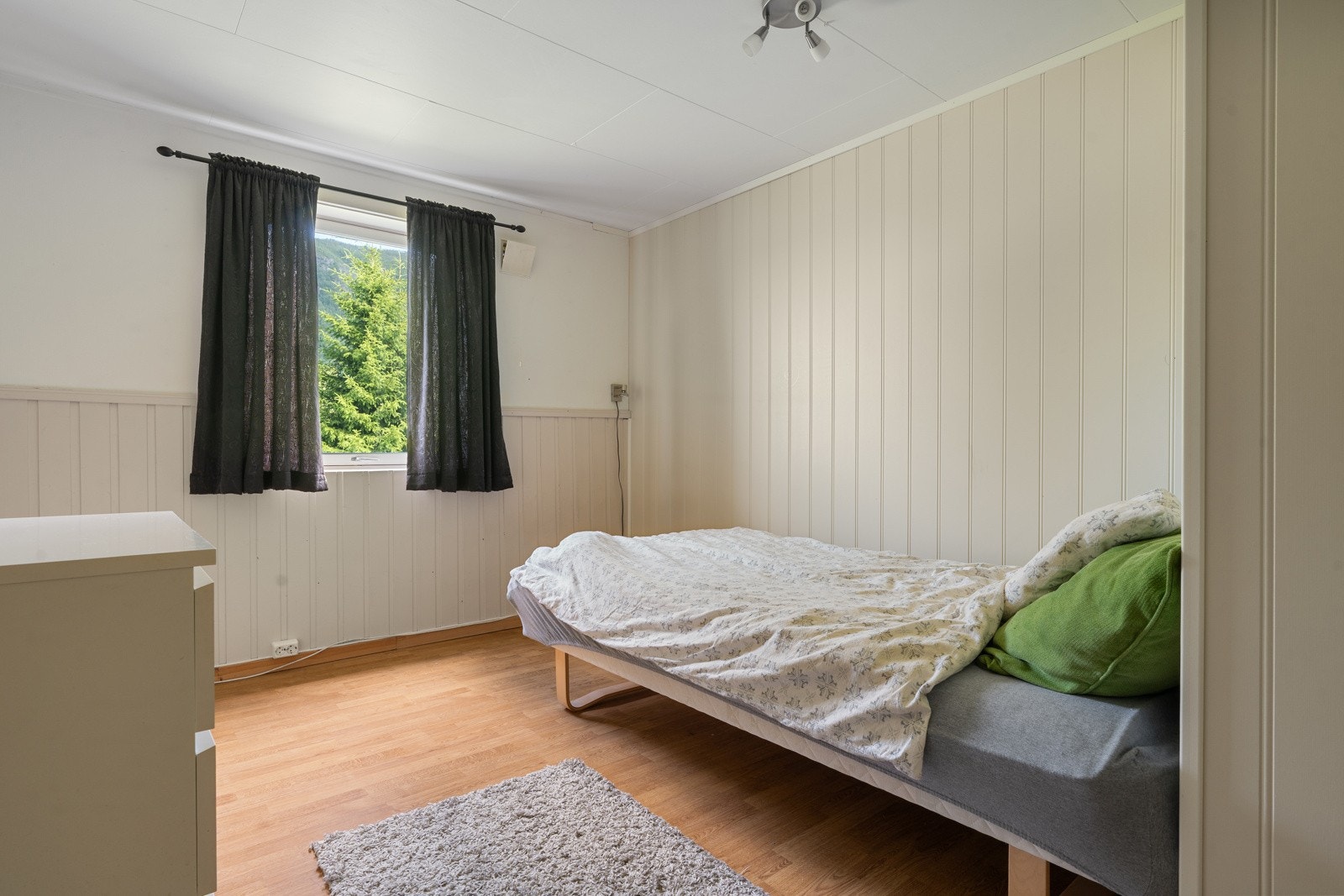 Soverommene i underetasjen er også av god størrelse.