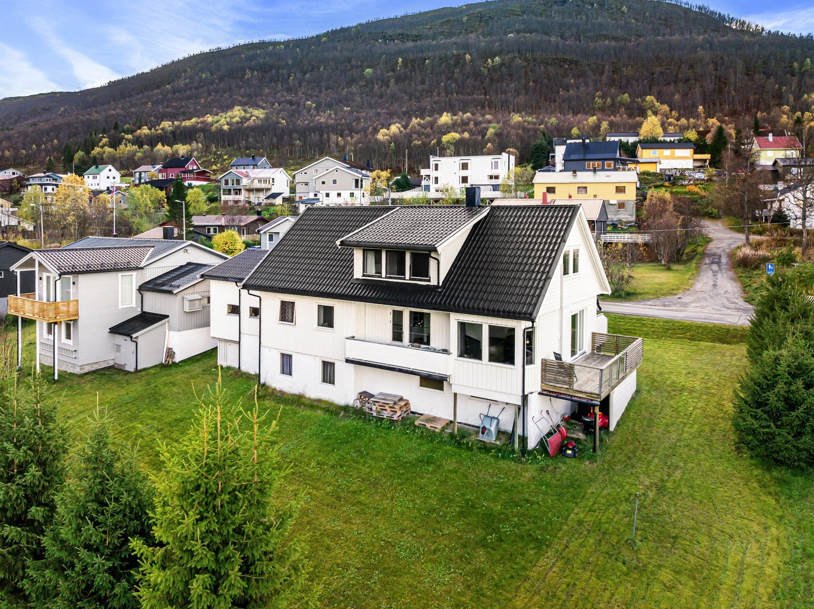 En flott og innholdsrik familiebolig sentralt beliggende i Tromsdalen, med fantastisk utsikt og gode solforhold!