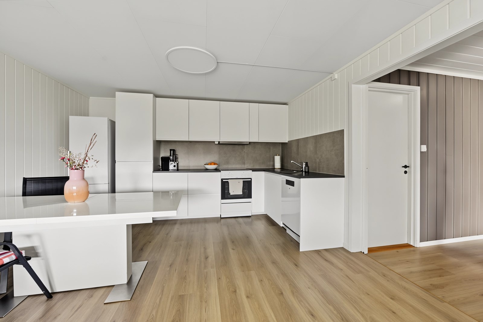Kjøkkenet er utstyrt med komfyrvakt og har avtrekk ut. Galleribilde
