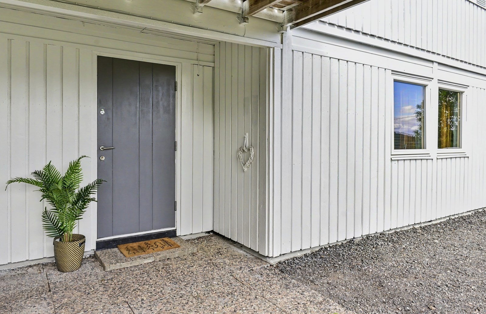 Praktisk, separat inngang til underetasjen på bakkeplan. Galleribilde