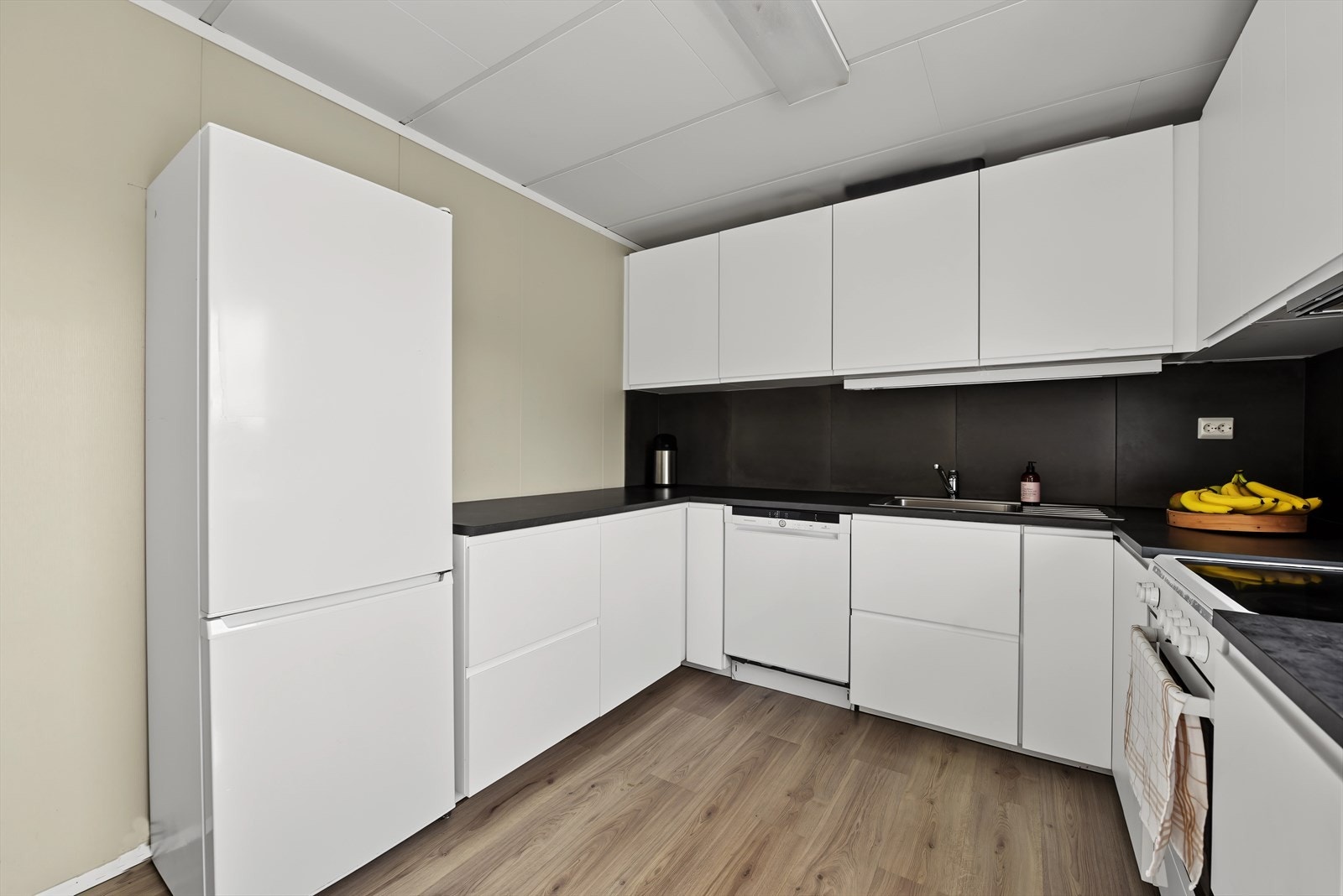 Det er avsatt plass til frittstående komfyr, oppvaskmaskin og kjøleskap. Galleribilde