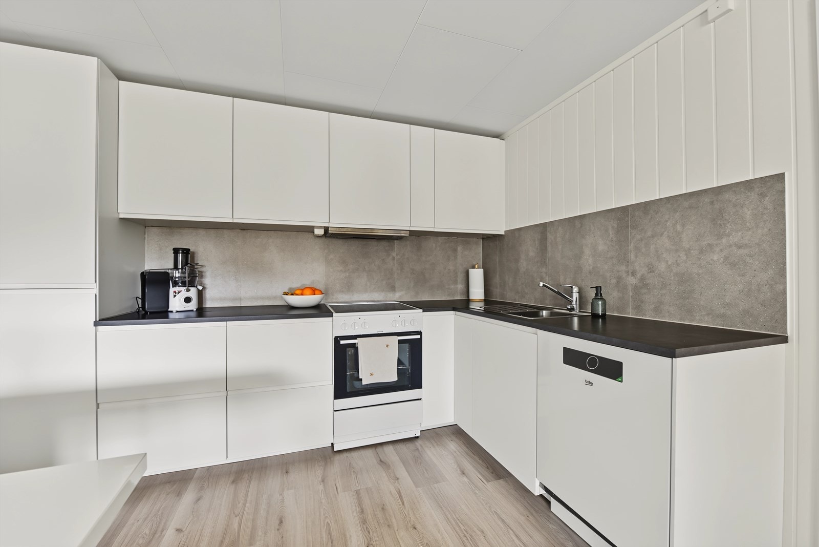 Det er avsatt plass til frittstående hvitevarer som komfyr, oppvaskmaskin og kjøleskap. Galleribilde