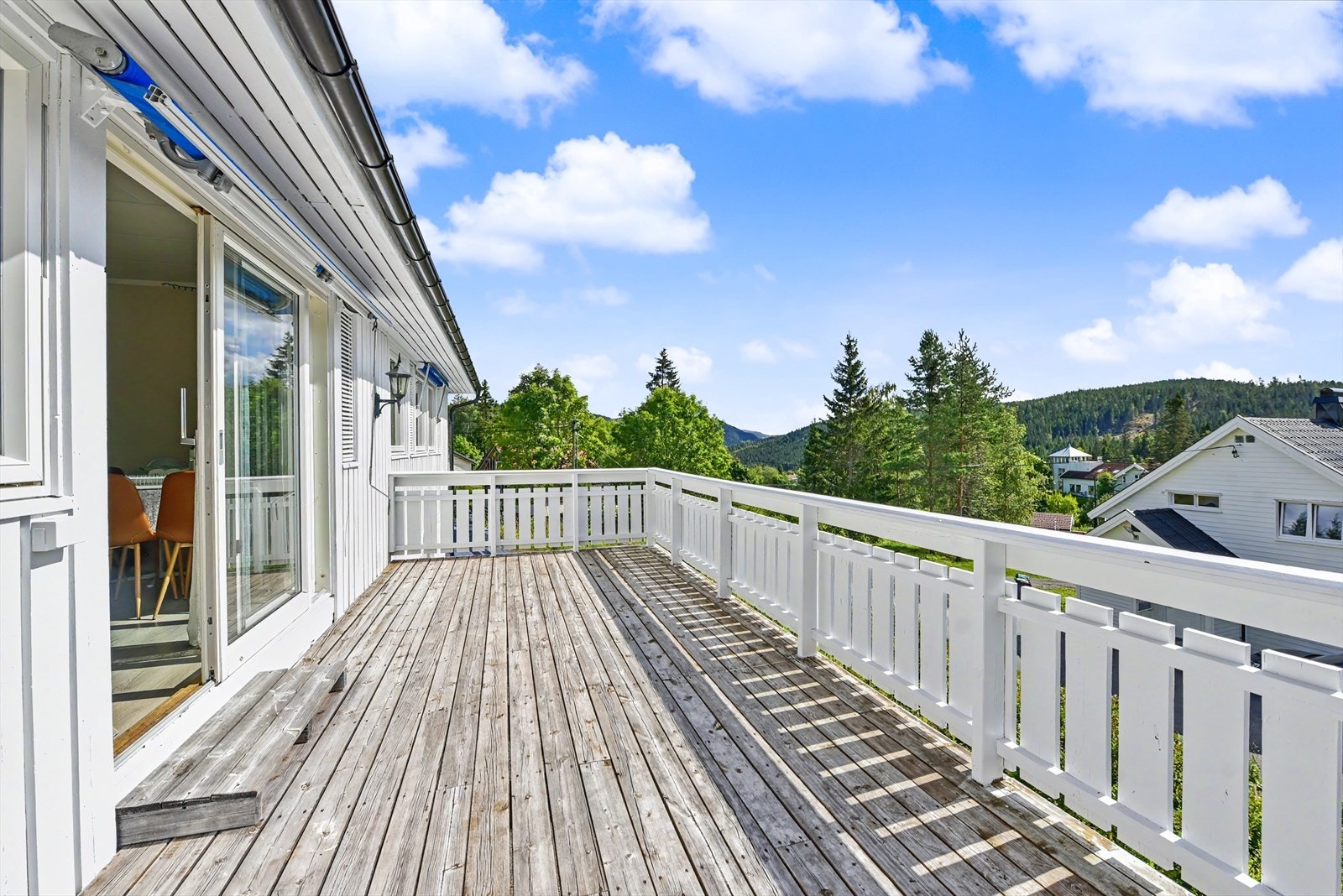 Fra stuen er det utgang til en stor, sørvendt terrasse på 31 m². Galleribilde