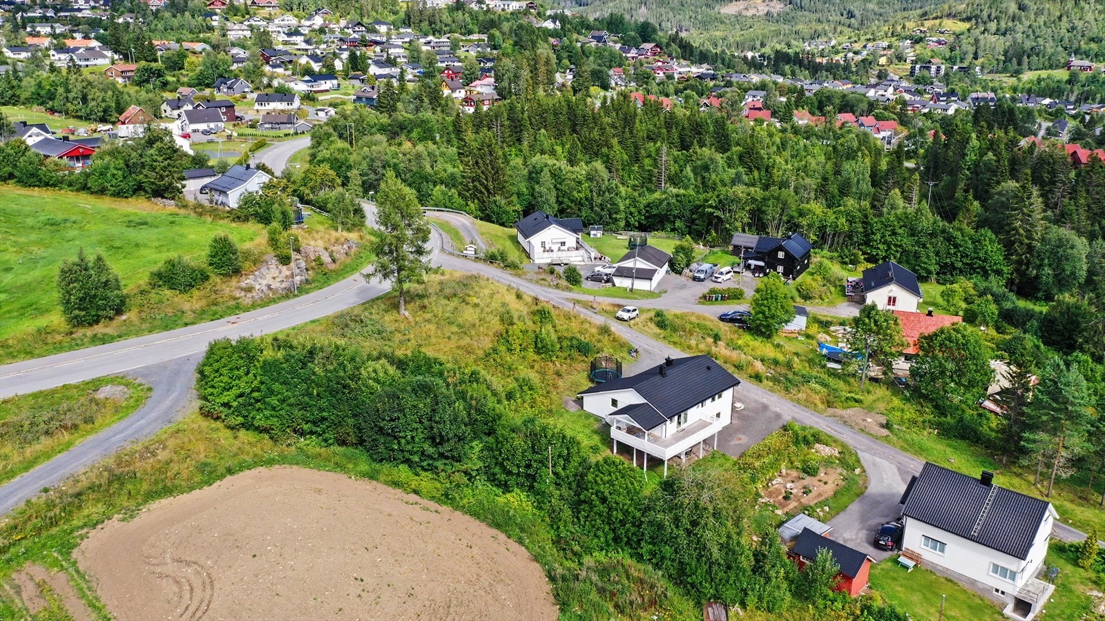 Eiendommen ligger med kort vei til skog og mark, med tilknytning til turnettet i Nordmarka. Galleribilde