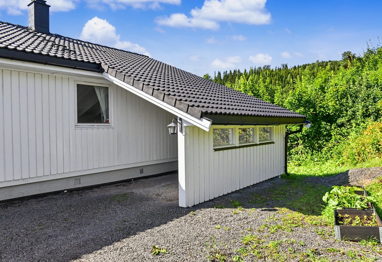 Carporten gir skjermet parkering rett ved boligen. Galleribilde