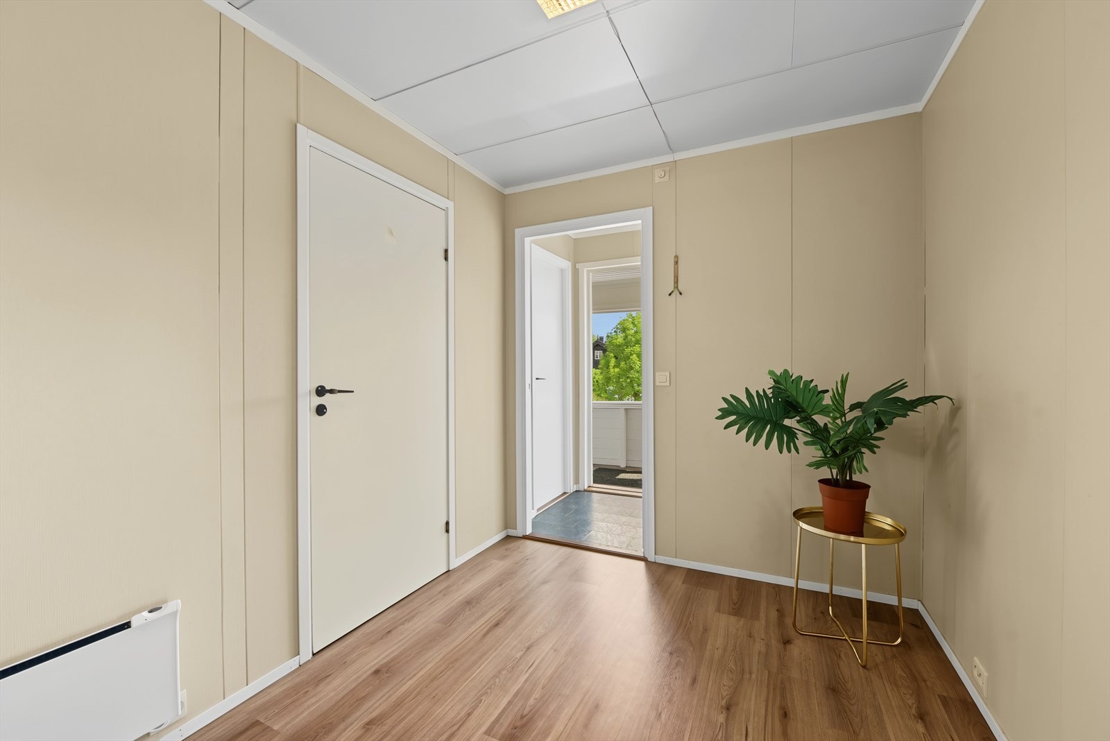 Lys og romslig hall i første etasje med adkomst til etasjens øvrige rom. Galleribilde